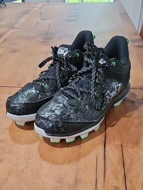 Under Armour Black and Neon Cleats Size 6y Nwot